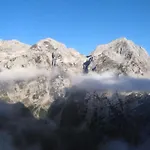With Mountain View And Rivers Close By 아파트 *