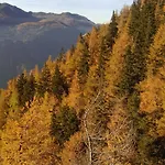 With Mountain View And Rivers Close By 아파트
